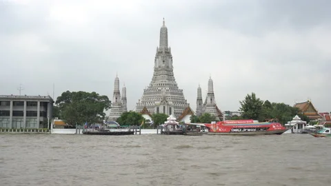 4K Passenger boat in the background of Wat Arun temple Stock Footage
