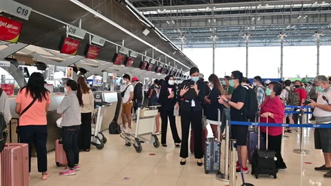 4K People with face masks queue at check-in counters of Suvarnabhumi Airport Stock Footage 170638269