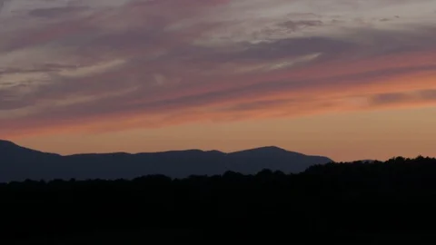 4K- Perfect Sunset Candy Clouds Over Silhouette Mountains In Foreground 库存影片 128935667