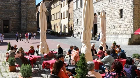 4K Piazza Grande cafe store customers, Siena Italy Video stock 68593945
