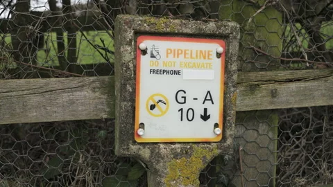 4K: Pipeline Marker for a Gas or Ethanol Underground pipe in the UK. Stockbeeldmateriaal 326059491