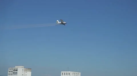 4K Plane Spraying  Over The City Buildings 스톡 동영상 62997754
