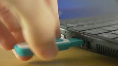 4K Pluging USB Drive In Laptop Panning Stockbeeldmateriaal 53011869