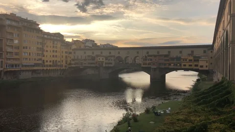4K PONTE VECCHIO BRIDGE OVER THE ARNO RIVER IN FLORENCE Video stock 97521026