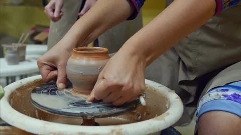 4K The pot is cut off with a string from a potter's wheel Stock-Footage 102467200