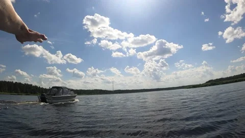 4K POV man chasing and reaching a boat on a stand up paddle board SUP in summer Vidéo 157106363