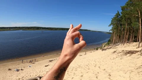 4K POV of a man looking at a river from the top of a white sand dune in summer Vidéo 157106318