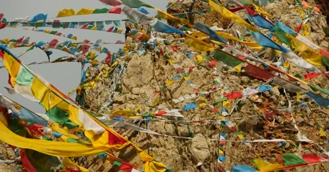 4k Prayer flags at the lake namtso in tibet,ancient monk meditation in cave. Stock-Footage 45562147
