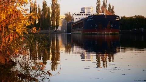4K. process of boat barges in the lock of the Volga-Don ship canal 動画素材 96266769