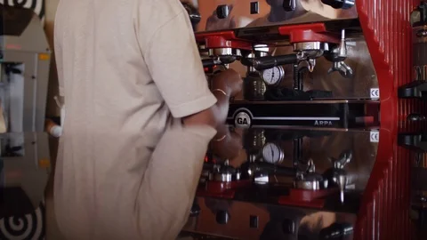 4k the process of making espresso preparing cups of coffee in a busy coffee Vidéo 111328793