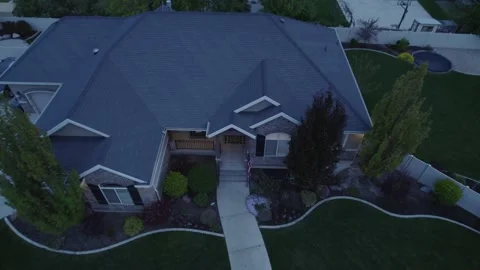 4K Pull Out Dusk Footage of Upper Middle Class Ranch Home at Base of Rockies Video stock 154050041