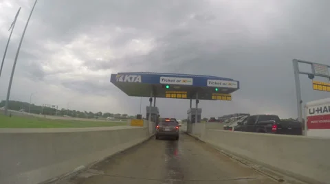 4K pulling into toll both on Kansas Turnpike Video stock 54091000