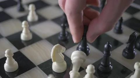 4K Queen Takes King Checkmate Glass Chess Game Stockbeeldmateriaal 51646771