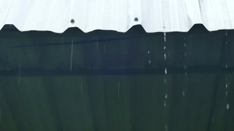 4K Rain splash droping from white industrial flat iron plate roof Video stock 99492553