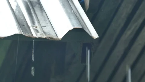 4K Rain splash droping from white industrial flat iron plate roof 動画素材 99492628