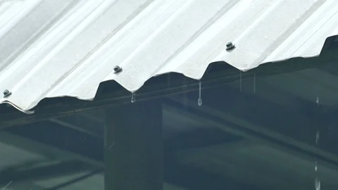 4K Rain splash droping from white industrial flat iron plate roof Stock-Footage 99492663