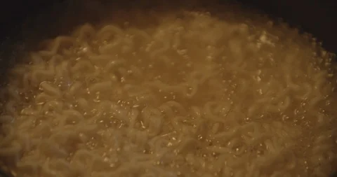 4K Ramen Boiling Slow Motion Stockbeeldmateriaal 108445277