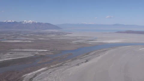 4K Real time aerial view of the Great Salt Lake and snowy desert peaks in Utah 스톡 동영상 196851875