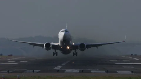 4K Real Time head on shot of A big Jet Airliner taking off on a sunny spring day 스톡 동영상 194469817