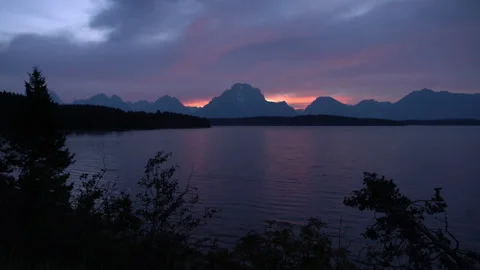 4K Real time lakeside view of pink sunset clouds and Grand Teton mountains 스톡 동영상 245592068