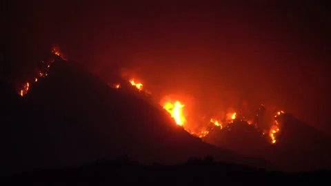 4K Real Time long shot of the Angeles National Forest Bobcat Fire at night 스톡 동영상 138848542