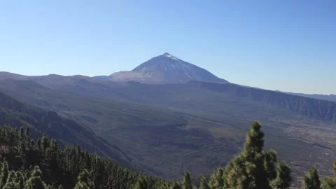 4K real time panning video featuring the Mount Teide volcano on Tenerife Video stock 303429425
