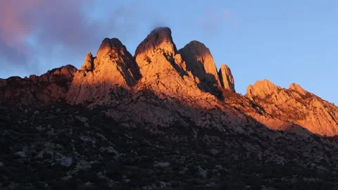 4K real time of pink Clouds in The Organ Mountains lit with dawn sunlight Video stock 229229138