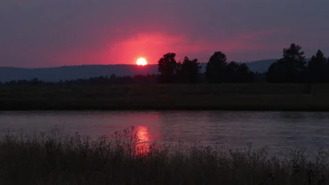 4K Real time of the sun in a partly smoky sky at the Henrys Fork River in Idaho 스톡 동영상 216257266