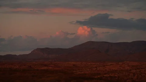 4K Real Time of view of pink sunset clouds above desert landscape in Big Bend Vídeo Stock 166875007