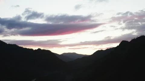 4K Red Sunset in the Mountains Vídeos de archivo 137648117
