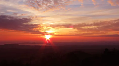 4K. Red sunset from a top of a mountain - view on the sea Vidéo 33819647