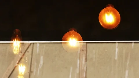 4K reflection of vintage old bulb natural swing from window in coffee shop Vídeos de archivo 92551174