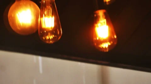 4K reflection of vintage old bulb natural swing from window in coffee shop Vídeo Stock 92551212