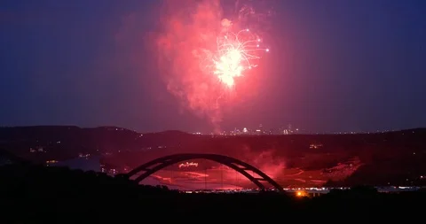 4K Resolution Fireworks Display 360 Bridge City of Austin, Texas Vídeos de archivo 115233623