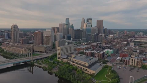 4K Reverse Aerial View of Minneapolis Skyline Overlooking Mississippi Stock Footage 283339487