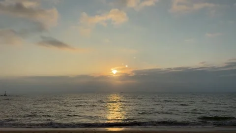 4K Rhythmic Sea Waves at Sunset with Ocean ASMR Audio 库存影片 331973441
