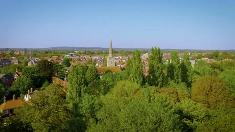 4K Rising reveal shot of the riverfront of Abingdon-on-Thames in Oxfordshire Stock Footage
