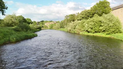 4K River Flowing Through Green Countryside 動画素材 333933028
