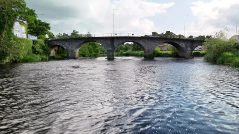 4K River View with Stone Arch Bridge Vidéo 333932983