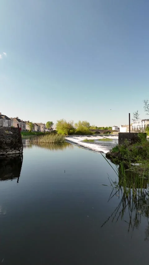 4K River Weir and Riverside Buildings in Carlow Ireland Stockbeeldmateriaal 333929629