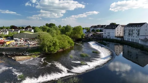 4K River Weir and Riverside Buildings in Carlow Ireland Vidéo 333929693