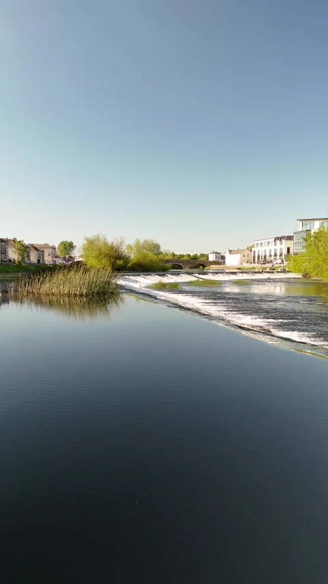 4K River Weir and Riverside Buildings in Carlow Ireland 库存影片 333929987