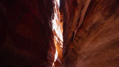 4k, road through the Siq Gorge, the symbol of the city of Petra Wadi Musa Jordan Stockbeeldmateriaal 247585210