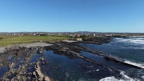 4K Rocky Coastline with Ocean Waves and Sea Foam Stockbeeldmateriaal 333705209