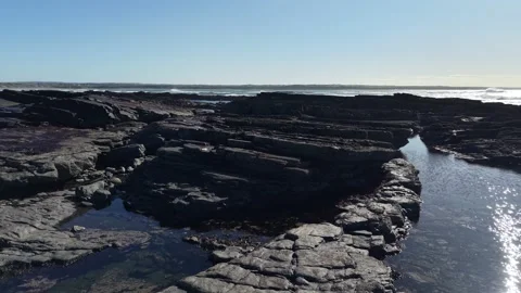 4K Rocky Coastline with Tide Pools and Ocean Stockbeeldmateriaal 333704355