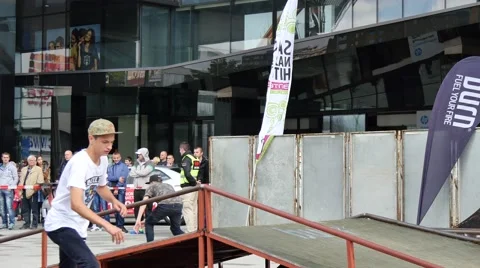 4k, roller skaters performing tricks Stock-Footage 42109130