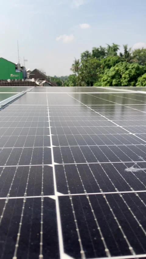 4K Rotate Camera Solar Panel Instalation On The Roof Stockbeeldmateriaal 337227278
