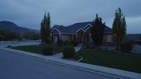 4K Rotating Dusk Footage of Upper Middle Class Ranch Home at Base of Rockies Video stock 154047987