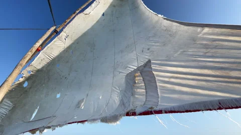 4K sailing under torned sail in the open Indian ocean near Zanzibar Tanzania Vidéo 148400292