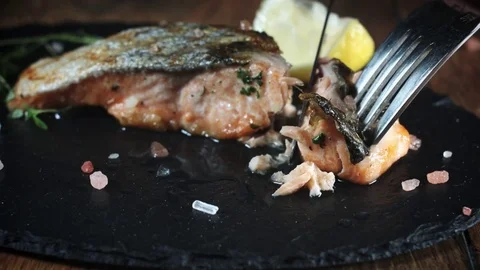 4k Salmon Fish Fillet Cooked, Eating Vídeo Stock 80975277